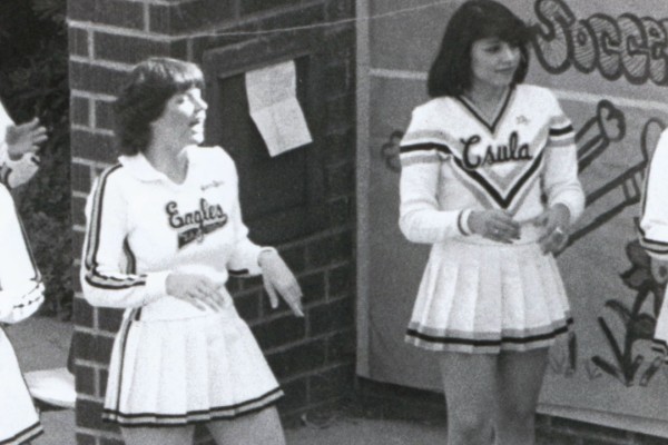Cheerleaders in Eagles uniform